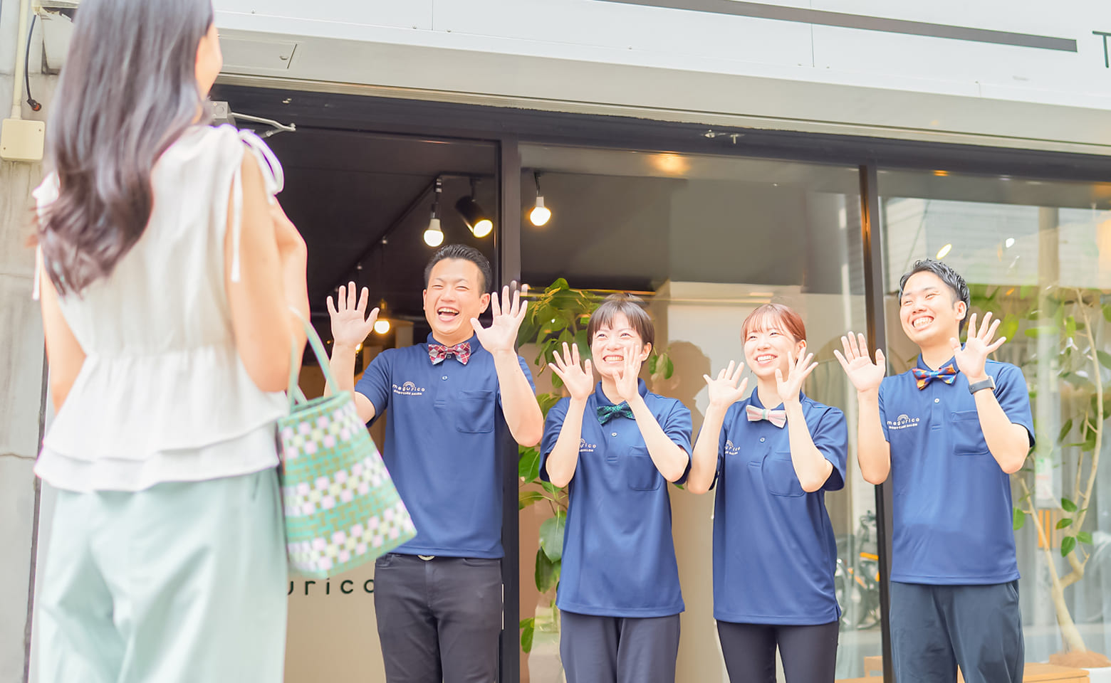 お客様をお見送りしている様子