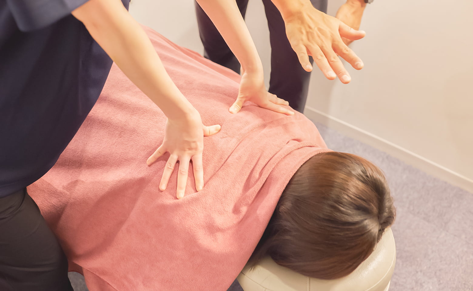 お客様に説明している様子