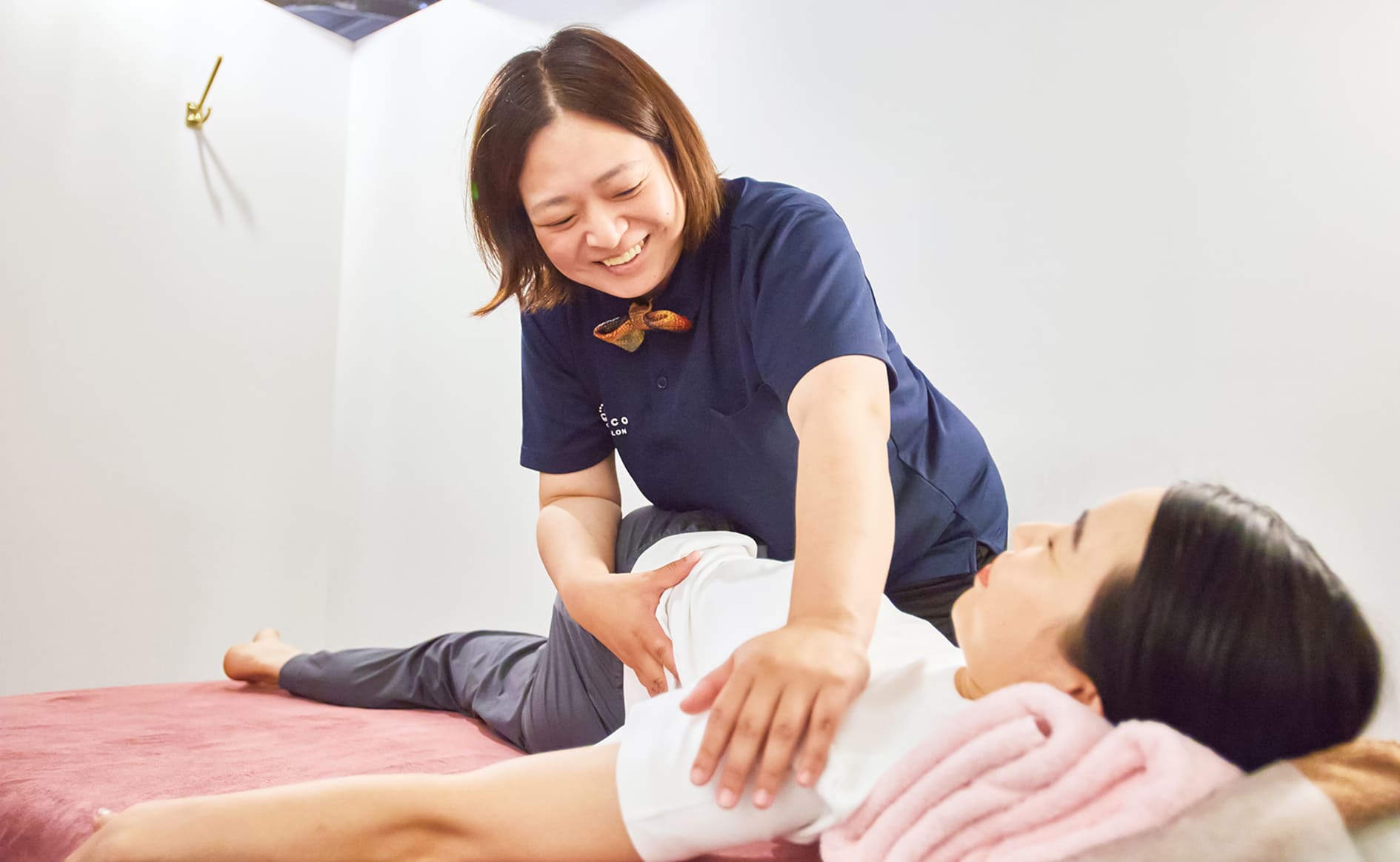 お客様に施術をしている様子