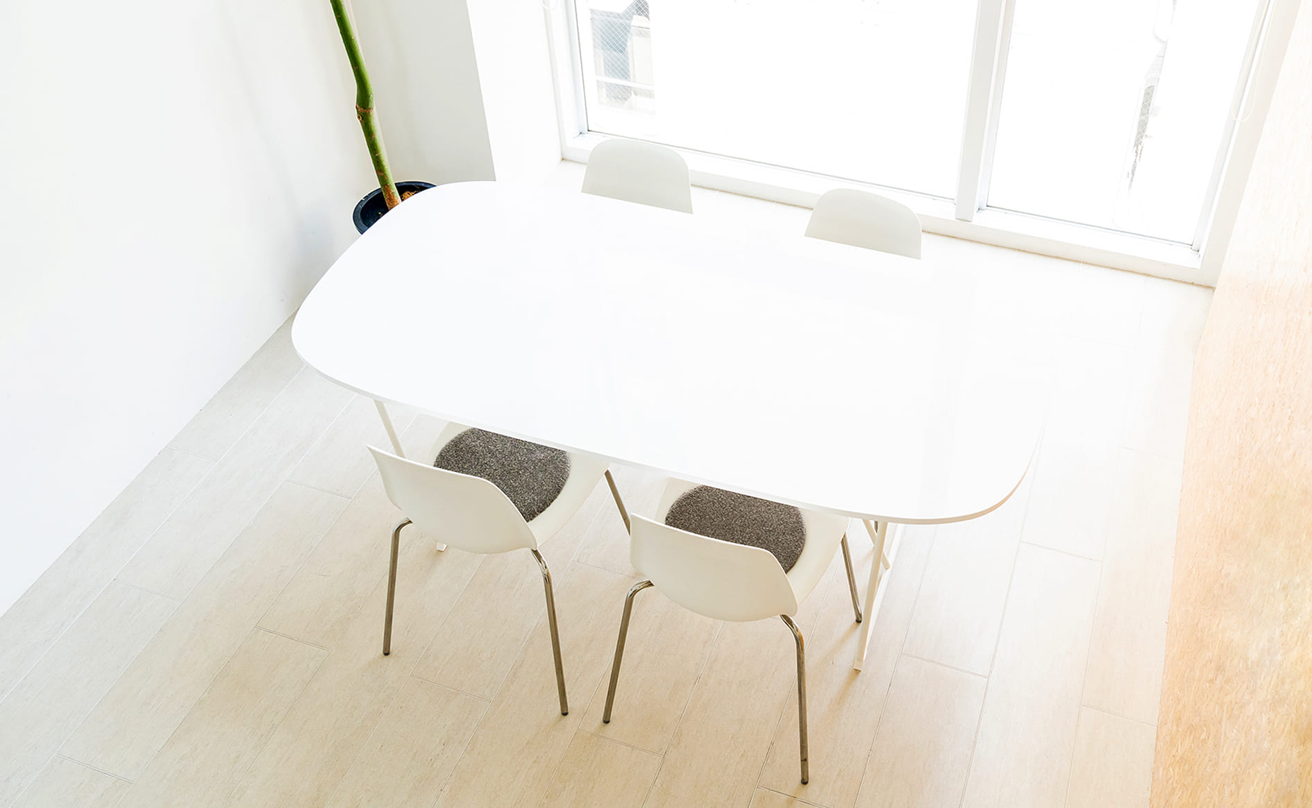 室内にテーブルと椅子がある様子