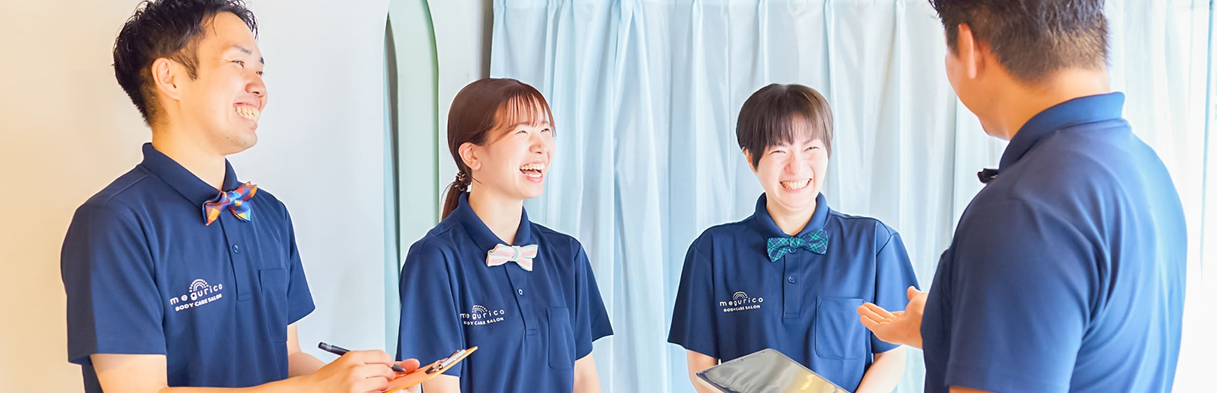 従業員が談笑している様子