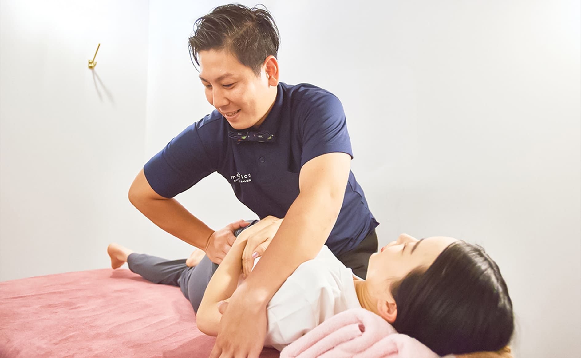 お客様に施術をしている様子