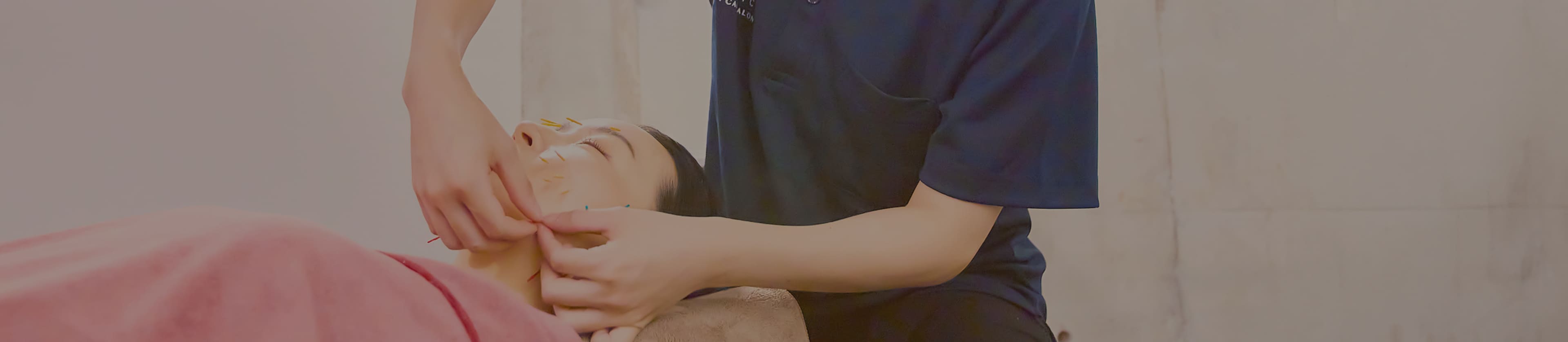 お客様に施術している様子