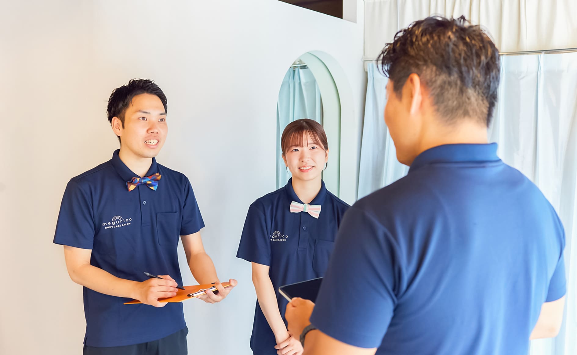 スタッフ同士で話し合っている様子