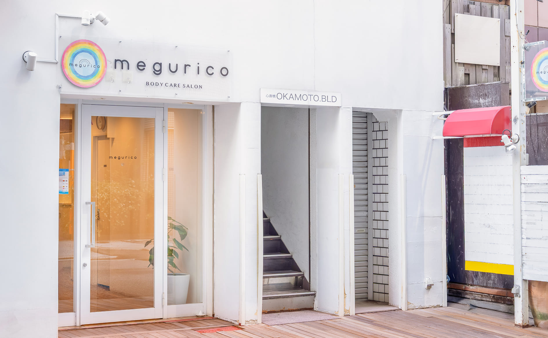 お店を前から見た外観