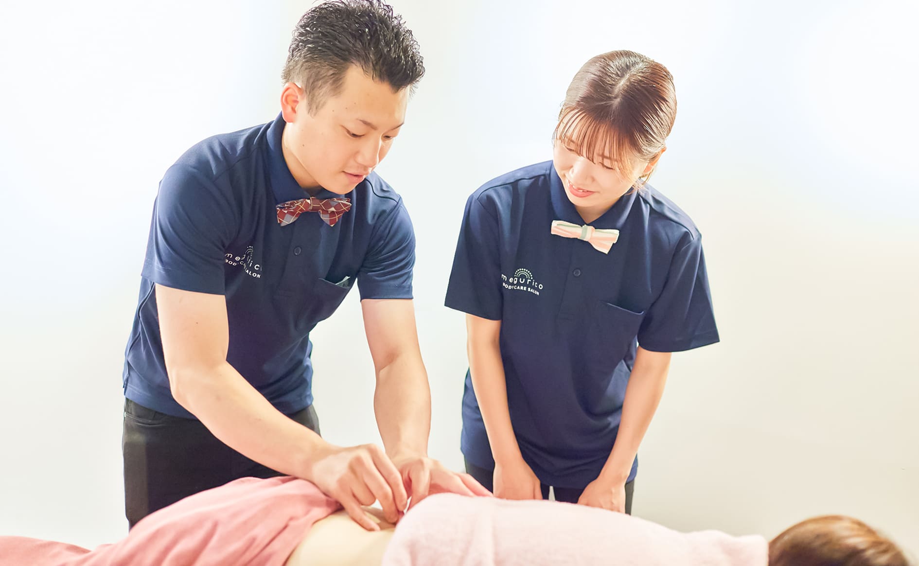 施術のやり方を教えている様子