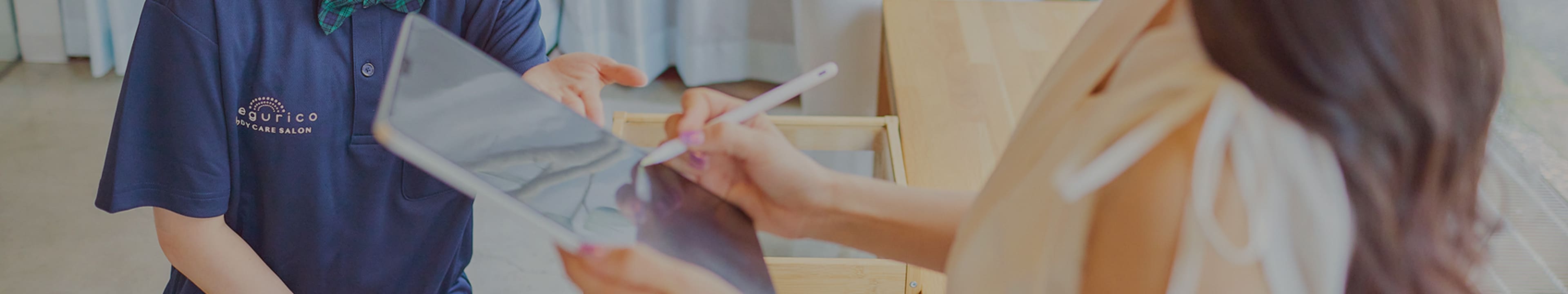 施術前に問診票に記入していただいている様子