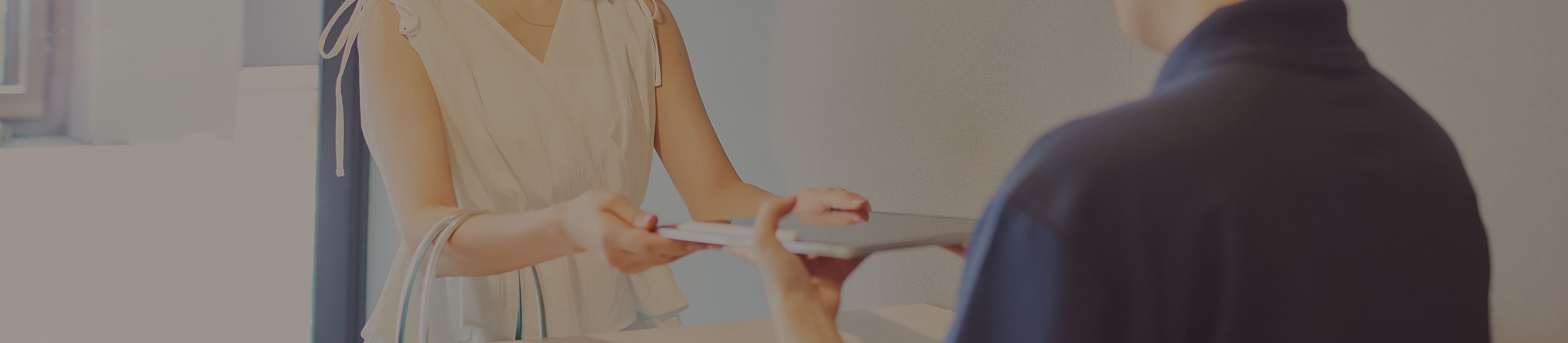 お客様に問診している様子